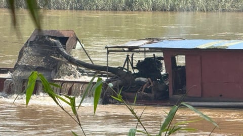 Tàu hút cát 'không số' ngang nhiên tập kết cát tại bến bãi không phép