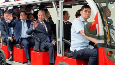 Ông Phạm Nhật Vượng lái xe điện chở Tổng Bí thư, Thủ tướng tham quan triển lãm