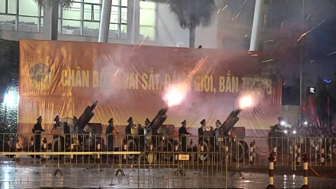 21 loạt pháo rền vang đêm sơ duyệt