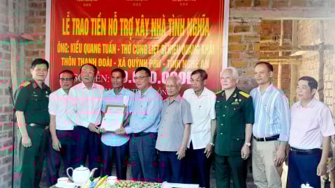 Trao tiền hỗ trợ xây dựng 2 nhà tình nghĩa tại xã Quỳnh Phú, Nghệ An
