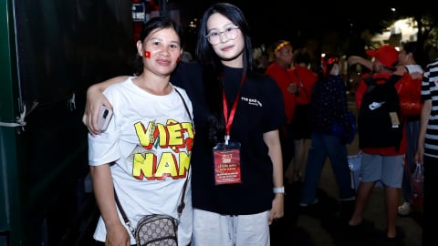 Người mẹ miền núi gặp con trước buổi tổng duyệt Quốc khánh 2/9