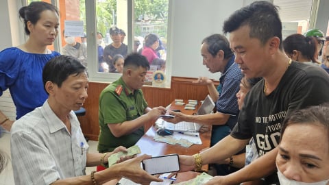 Đà Nẵng: Người dân rộn ràng đi nhận quà Tết Độc lập
