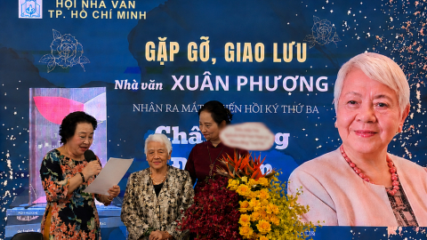 ‘Chân cứng đá mềm’ bỏ bùa độc giả