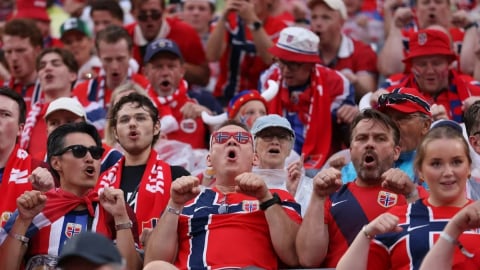 Mang mái chèo lên khán đài World Cup