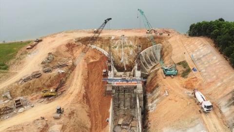 Đẩy nhanh tiến độ thi công, bảo đảm an toàn công trình trong mùa mưa lũ