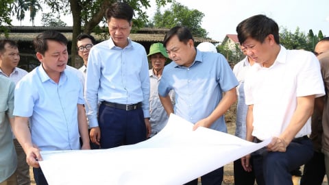 Thứ trưởng Nguyễn Hoàng Hiệp chỉ đạo đẩy nhanh tiến độ thi công kè sông Hồng