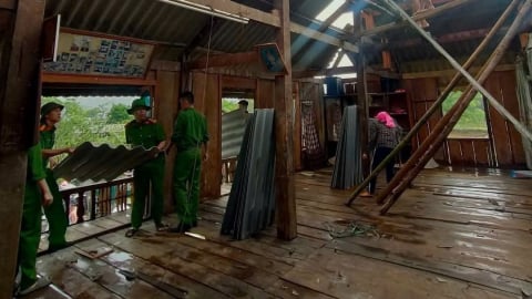 Dông lốc làm tốc mái 66 ngôi nhà ở thị xã Nghĩa Lộ
