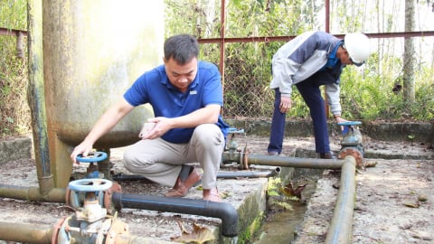 Đưa nước sạch từ khe núi về bản làng