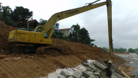 Đẩy nhanh tiến độ kè bờ sông Hồng dài gần 600m