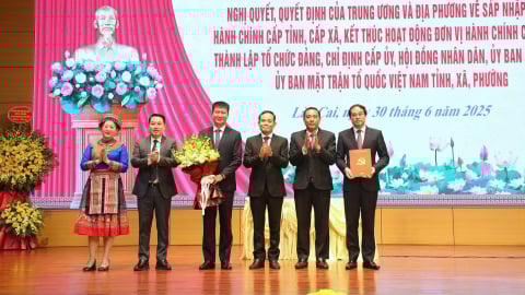 Công bố Chủ tịch và 4 Phó Chủ tịch UBND tỉnh Lào Cai mới