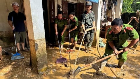 Gần 200 ngôi nhà bị ngập nước và sập đổ do mưa lũ