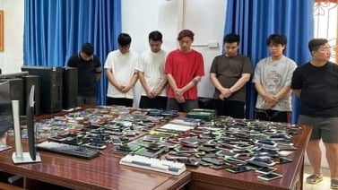 Bắt nhóm đối tượng mua bán hơn 3.000 tài khoản ngân hàng