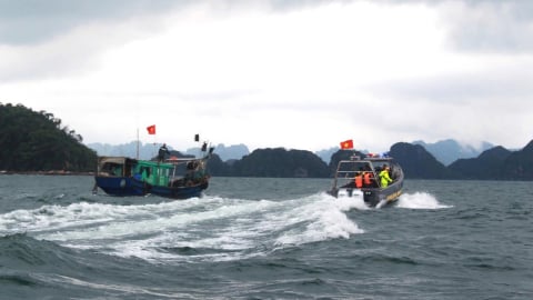 Vân Đồn huy động hơn 20 tàu, xuồng tìm kiếm ngư dân mất tích