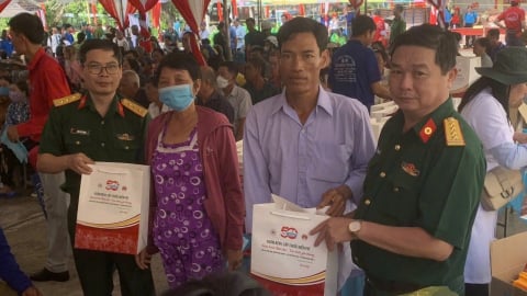 Bệnh viện Quân y 120 khám bệnh, cấp thuốc miễn phí, tặng quà tại Đồng Tháp