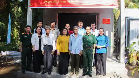 Bến Tre: Bàn giao 100 căn nhà Đại đoàn kết do Bộ Quốc phòng hỗ trợ