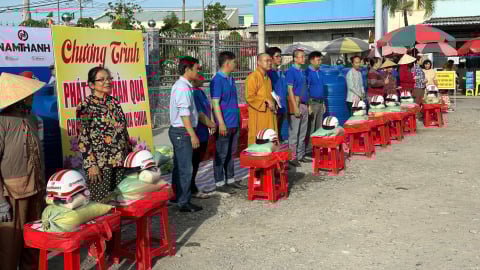 Đồng Tháp: Tặng quà cho 100 hộ nghèo, có hoàn cảnh khó khăn