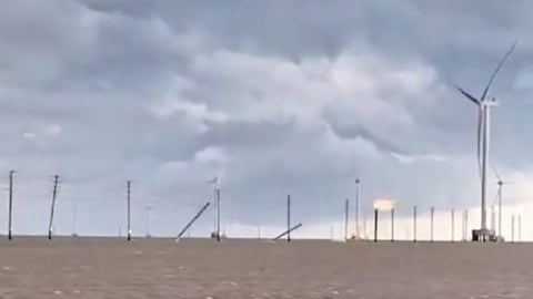 13 trụ điện gió ngoài biển Thạnh Hải bị đổ do thiên tai