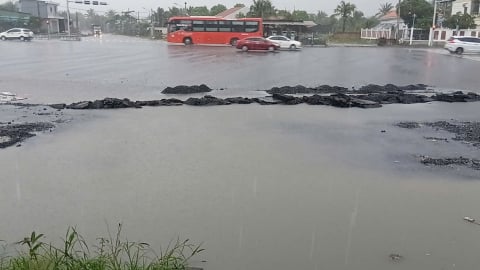 Tái diễn ngập nước tại đường dẫn cầu Rạch Miễu 2