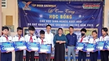 Chắp cánh ước mơ cho học trò nghèo An Giang từ Quỹ Khuyến học GrowMax
