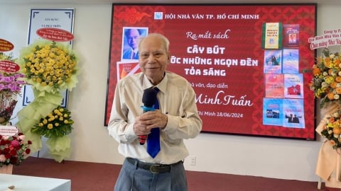 Nhà báo lão thành và cây bút trước những ngọn đèn tỏa sáng