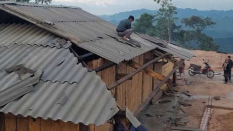 Giông lốc cuốn phăng nhiều mái nhà ở Sìn Hồ