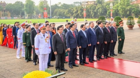 Các đại biểu Quốc hội vào Lăng viếng Chủ tịch Hồ Chí Minh