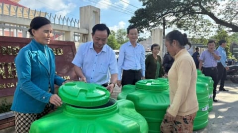 Giữa mặn mòi đất miền Tây, vẫn ngọt lành tình người