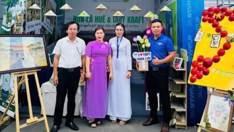 Chế tác nón lá và tranh từ phế phẩm nông ngư nghiệp