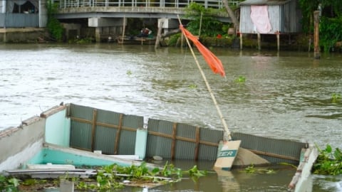 Một căn nhà đổ sập xuống sông Ô Môn