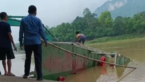 Lật đò chở 10 học sinh qua sông Mã