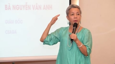 Người phụ nữ trong gam màu trắng