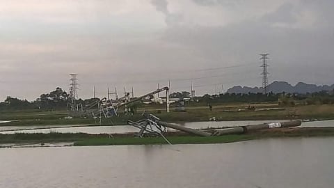 Cột điện gãy đổ như 'ngả rạ' sau giông lốc