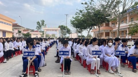 Gần 500 học sinh theo cha mẹ từ Bạc Liêu về Cà Mau