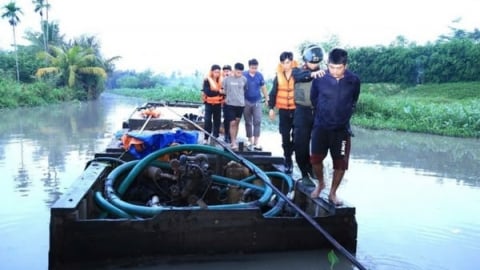 Bắt nhóm đối tượng khai thác cát trái phép trên sông Đồng Nai