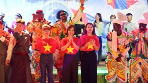 Sắc màu cờ đỏ sao vàng và tà áo dài Việt Nam ở châu Phi