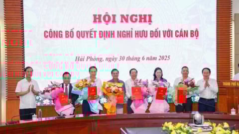 Trao quyết định nghỉ hưu cho Chủ tịch UBND thành phố Hải Phòng