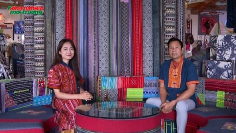 Người giữ bản sắc từng sợi vải vùng cao
