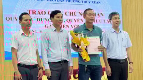 Phường đầu tiên ở TP Huế cấp và trao ‘sổ đỏ’ cho người dân
