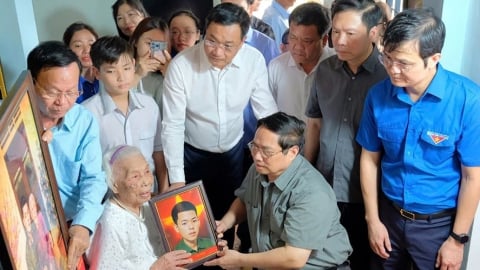Thủ tướng Phạm Minh Chính thăm, tặng quà Mẹ Việt Nam Anh hùng