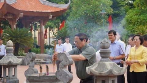 Thủ tướng Chính phủ dâng hương tưởng niệm Bác Hồ và các Anh hùng liệt sĩ