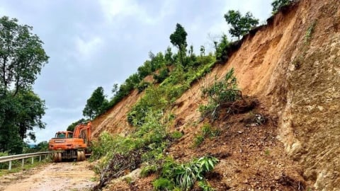 Hàng trăm điểm sạt lở khiến công tác cứu hộ vùng lũ gặp khó