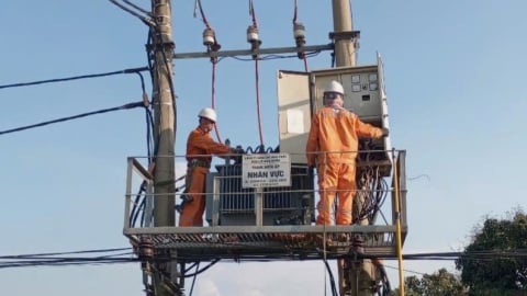 Căng mình giữa nắng nóng: PC Phú Thọ đảm bảo cấp điện phục vụ nhân dân