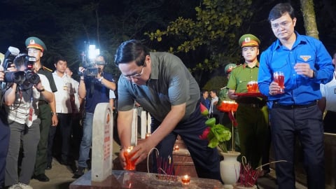 Thủ tướng Phạm Minh Chính thắp nến tri ân các Anh hùng Liệt sĩ