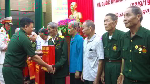 Quân ủy Trung ương – Bộ Quốc phòng tặng quà gia đình chính sách