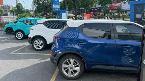 Gỡ nút thắt hạ tầng nguồn điện và trạm sạc cho xe điện