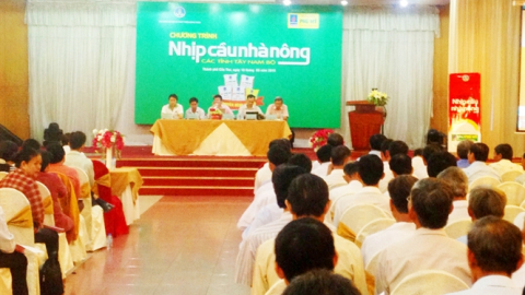 Hơn 400 nông dân tham dự  “Nhịp cầu nhà nông”