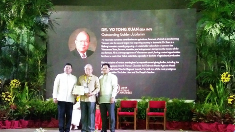 GS Võ Tòng Xuân nhận hai giải thưởng của Philippines