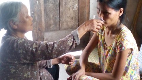 Mẹ già chăm con trai thần kinh, con dâu bệnh tim