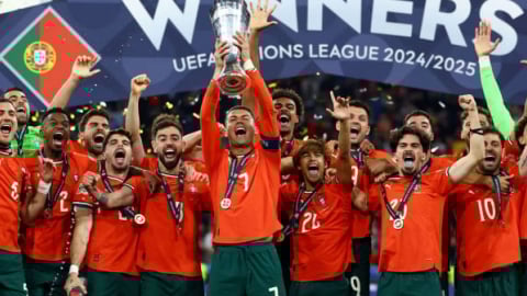 Ronaldo nâng cúp, thần đồng Lamine Yamal lỡ hẹn Nations League