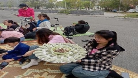 Trải nghiệm làm bánh khúc độc đáo trong tour du lịch miễn phí Bắc Ninh